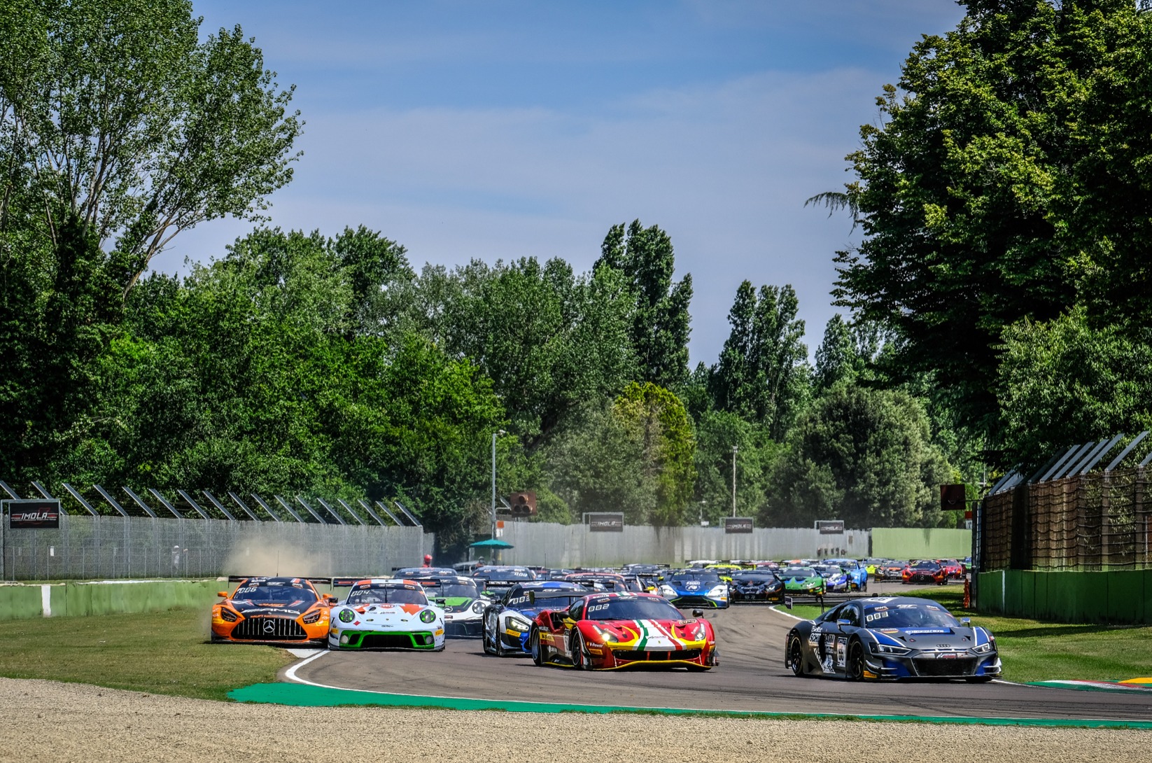 GTWC Europe, Imola day-1: Mercedes al top in GT3 e GT4. Venerdì si torna in pista