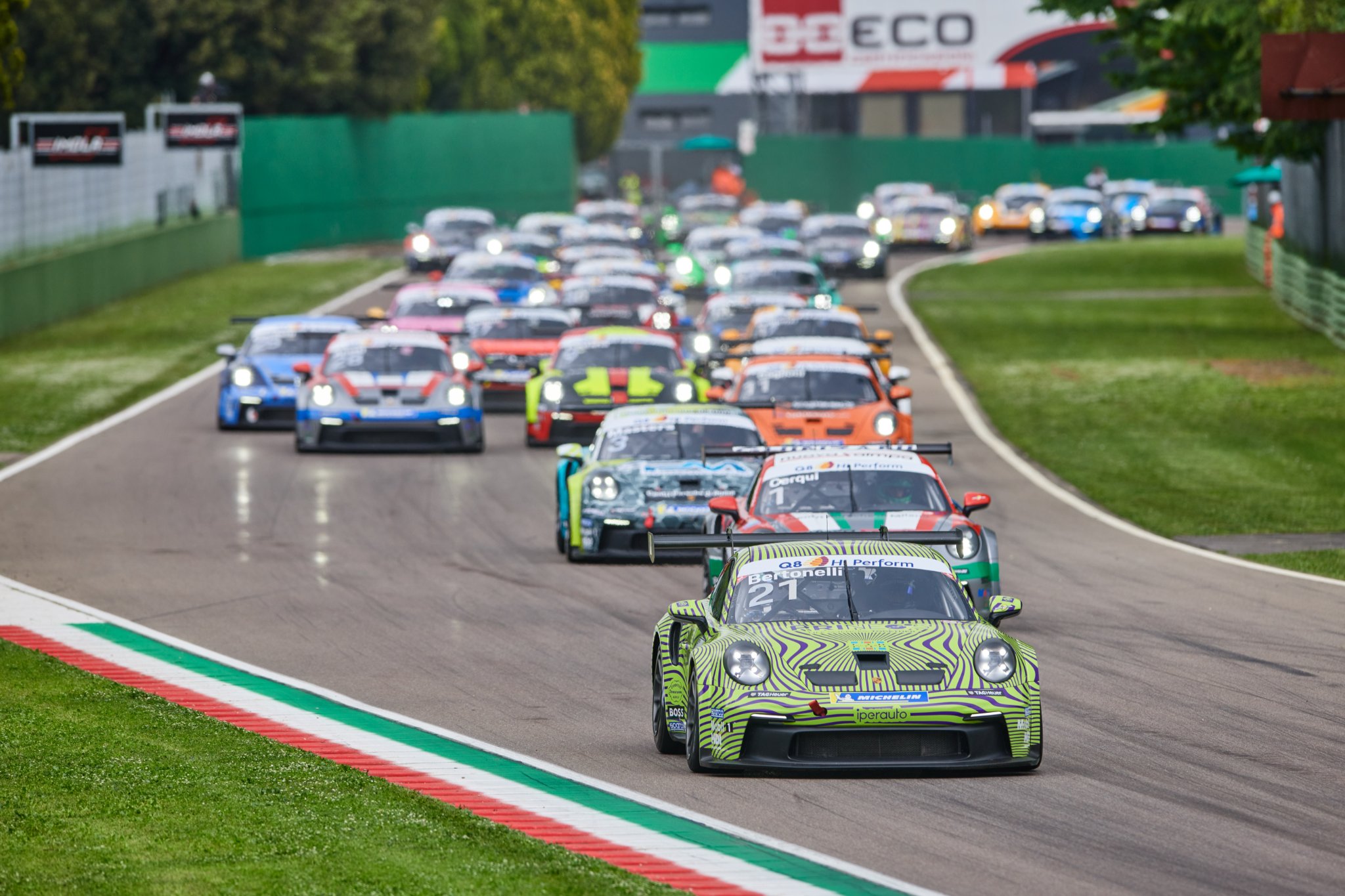 Imola: tutti contro ten Voorde, impegnato anche nella 24h del Nurburgring