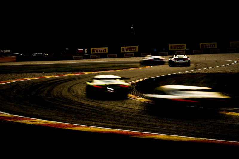 24h Spa, 14h e 30 to go: red flag, tra poco si riparte