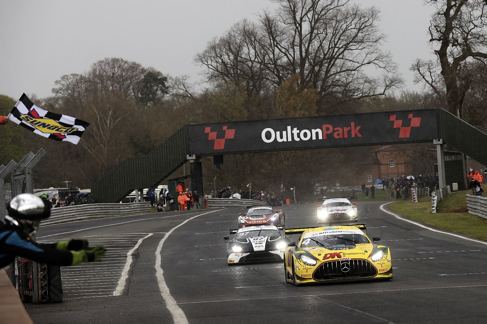 British GT, Oulton Park race-1: Mercedes svetta sul bagnato