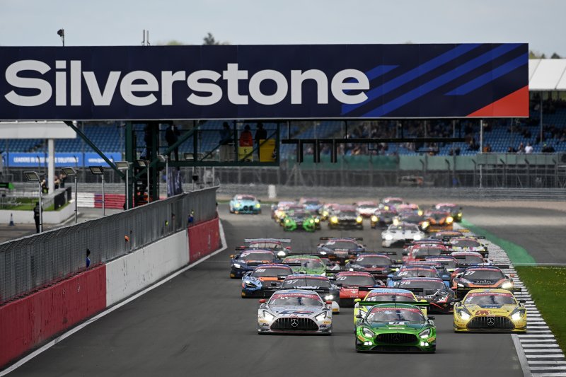 Rivivi la  Silverstone 500