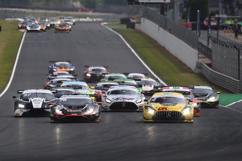 Rivivi il finale di Donington Park del British GT