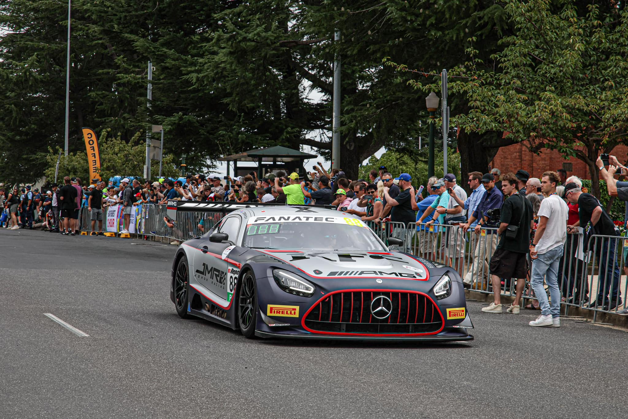 IGTC, 12h Bathurst FP5: Whincup davanti con Triple Eight Mercedes #88