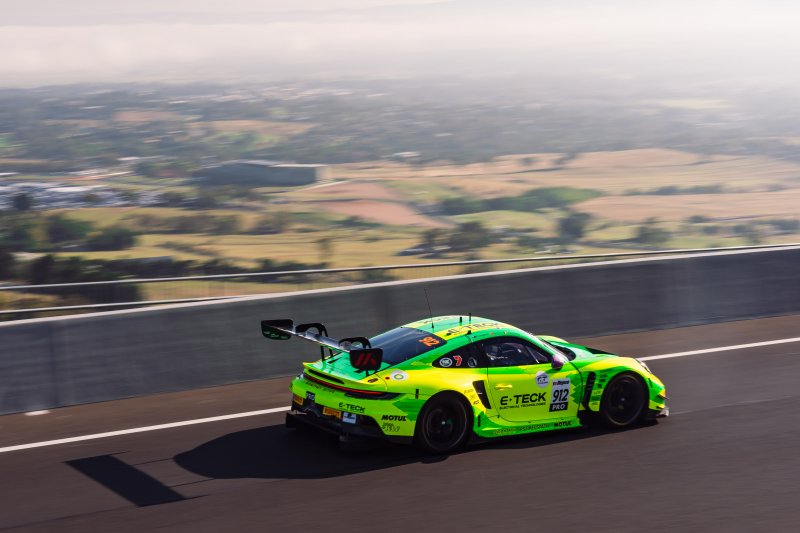 IGTC, 12h Bathurst dopo sei ore: EMA Manthey Porsche #912 resiste al top, out WRT BMW #32