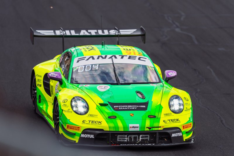 IGTC, 12h Bathurst a 4h to go: Manthey EMA Porsche #912 resiste in vetta anche con la pioggia