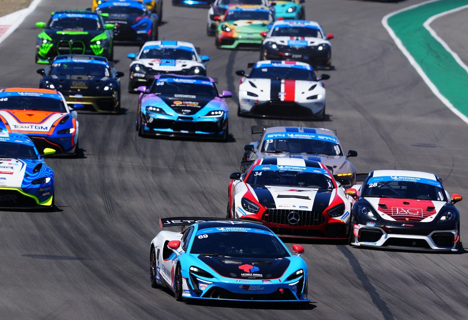 Laguna Seca: Motorsports In Action McLaren #69 si impone dalla pole