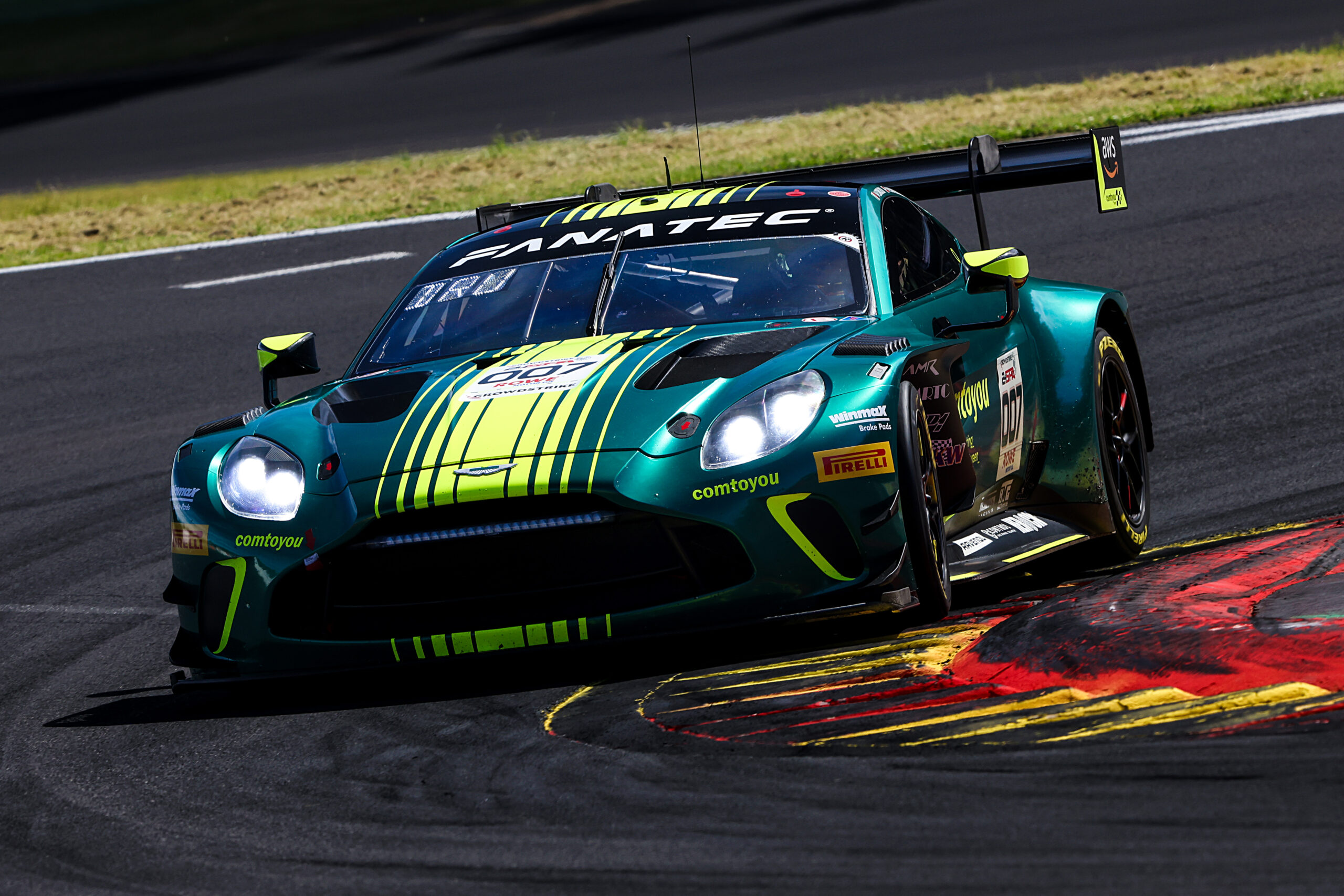 24h Spa, 19h to go: Aston Martin al comando tra le bandiere gialle