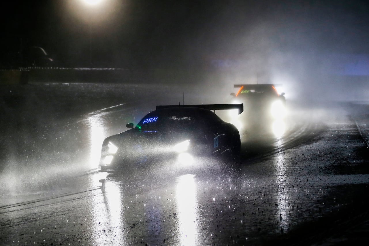 24h Spa, 12h to go: BMW emerge dalla pioggia