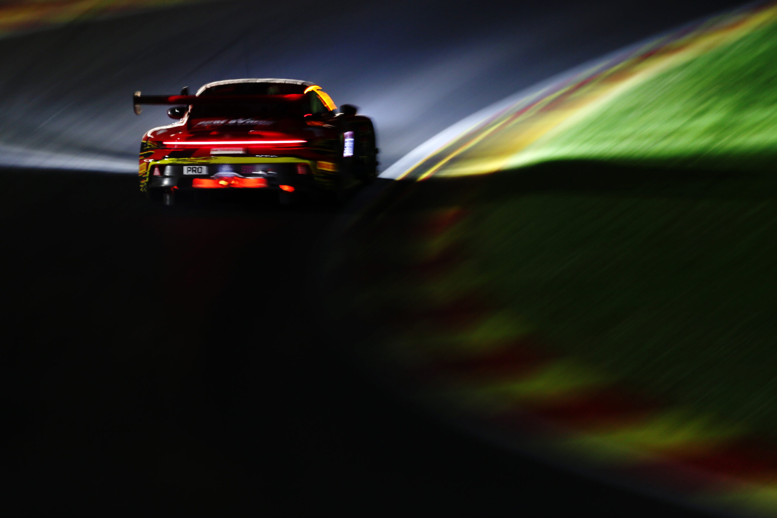 24h Spa, 9h to go: Porsche torna davanti, BMW resta presente in lotta