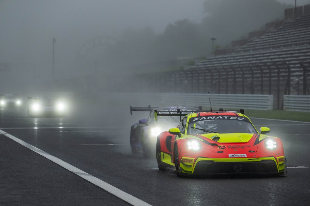Fuji, race-2: Absolute Racing Porsche #1 emerge nella nebbia
