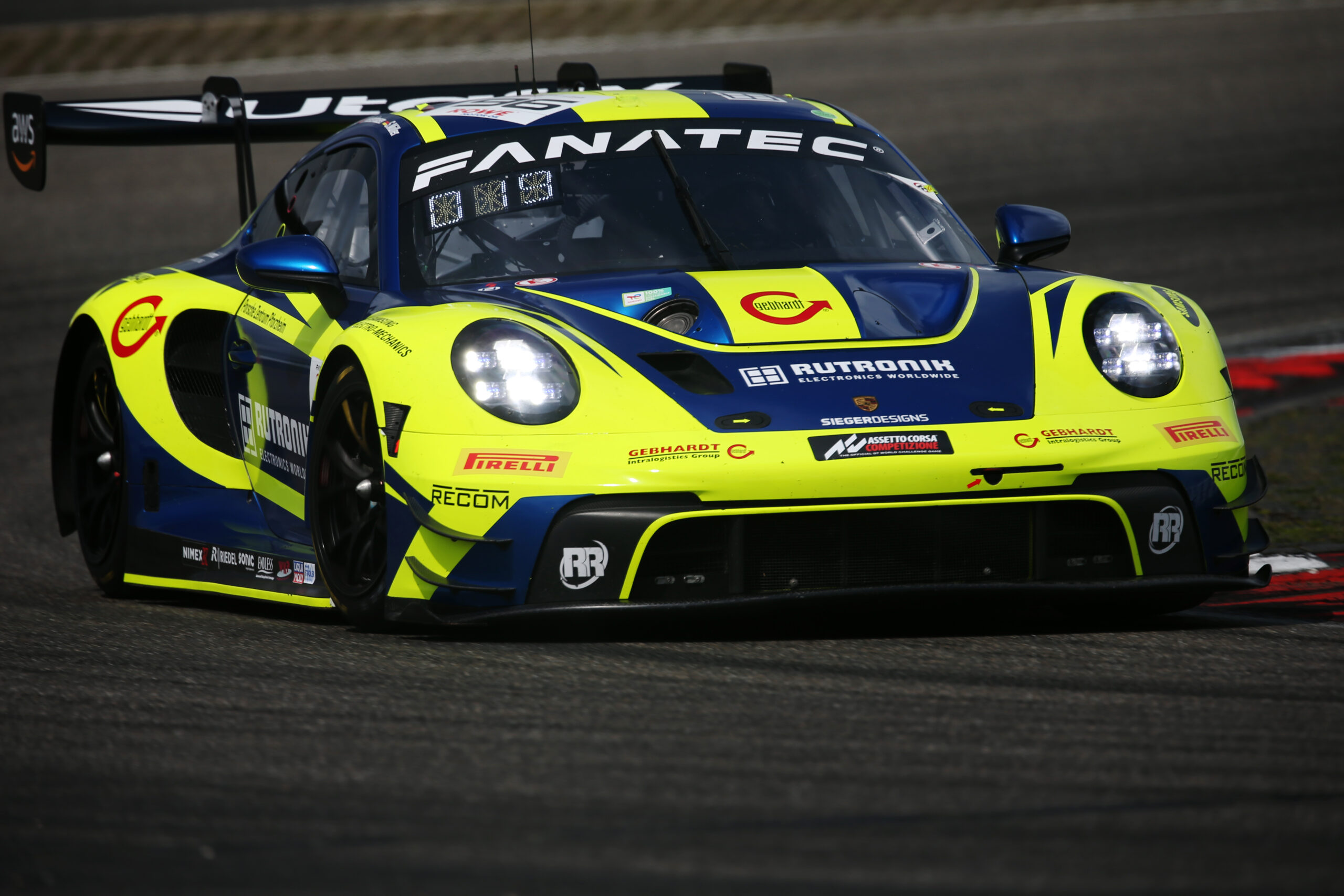 Nürburgring, qualifiche: Rutronik Racing Porsche #96 in pole