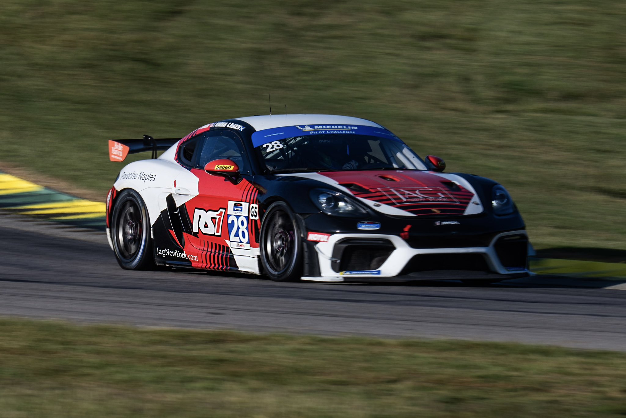 Team TGM Aston #46 vs RS1 Porsche #28 verso Indy prima della finale di Atlanta