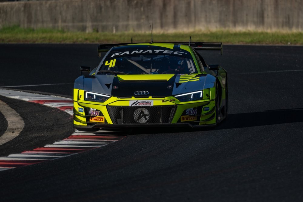 Okayama, race-1:  Audi Sport Asia Team Absolute #41 padroni della scena