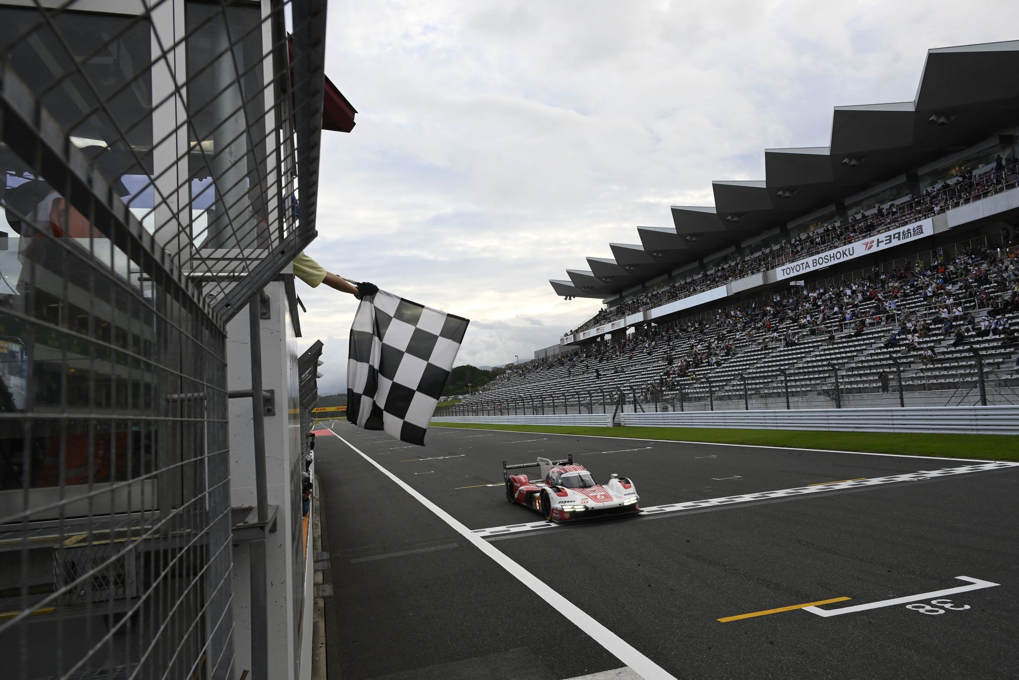 6h Fuji: Porsche #6 torna a vincere e scappa in campionato. Ferrari al top in GT, Pure Rxcing sigla il titolo