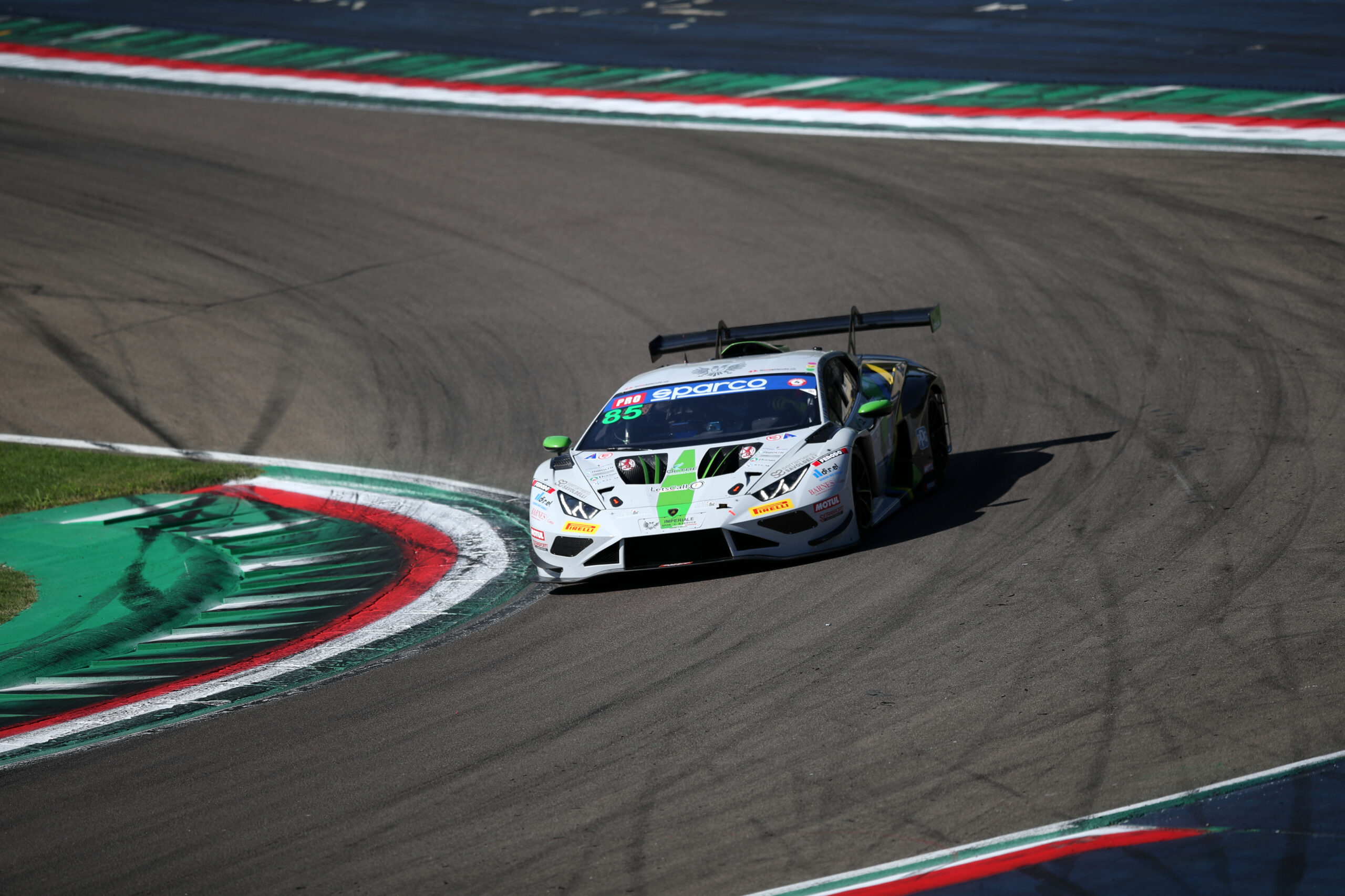 Imola, FP2: Imperiale Lamborghini risponde presente