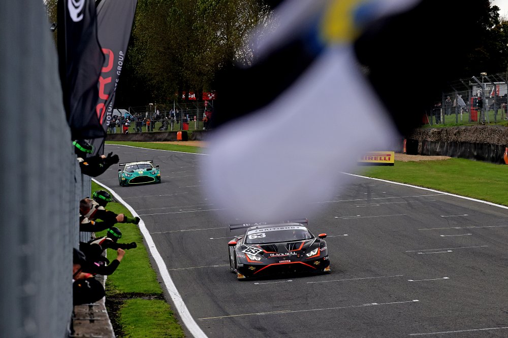 Brands Hatch: la famiglia Collard vince il titolo