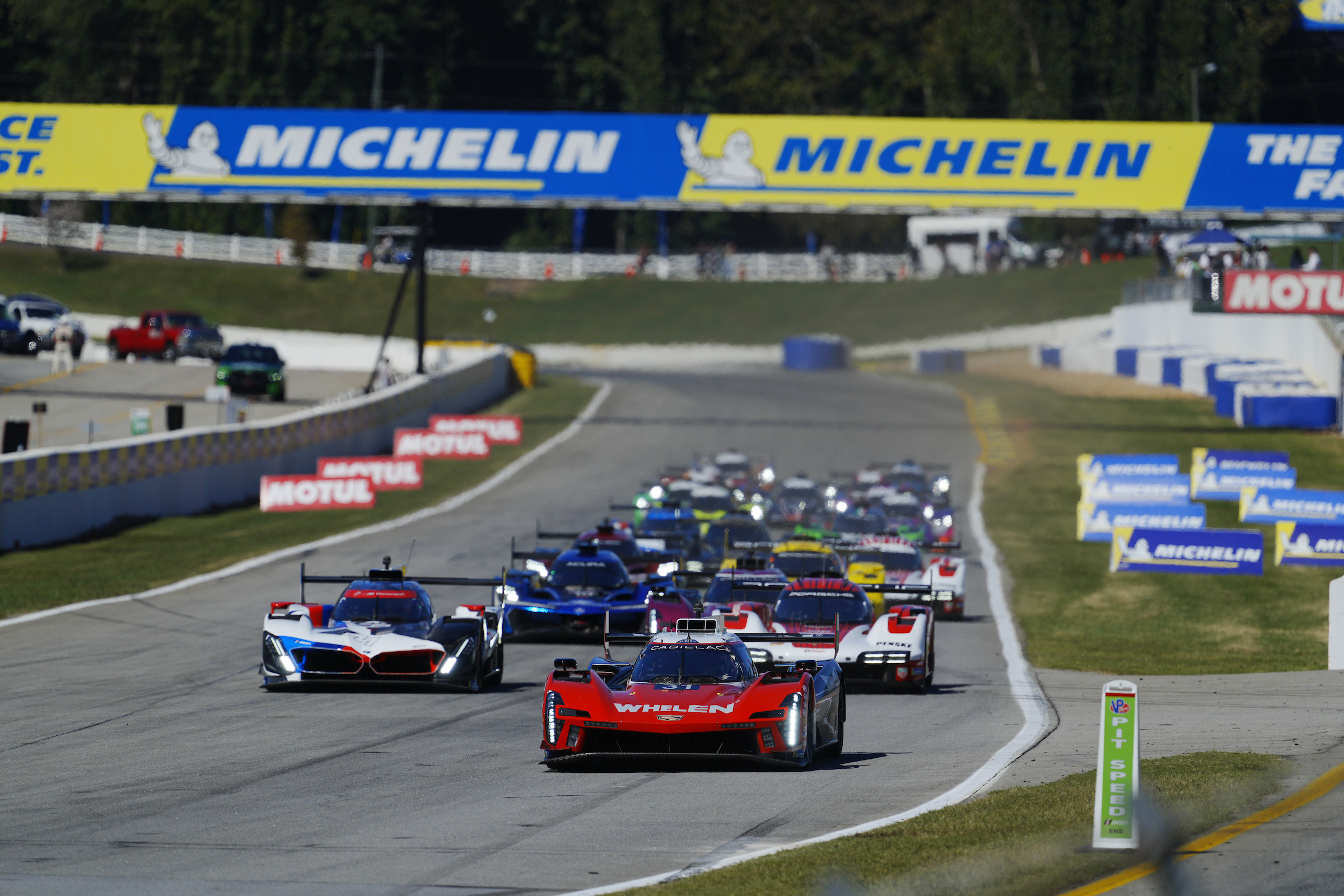 Petit Le Mans dopo 2h: Cadillac #31 avanti, Porsche vince il titolo costruttori. ‘Rexy’ trema in GTD PRO?