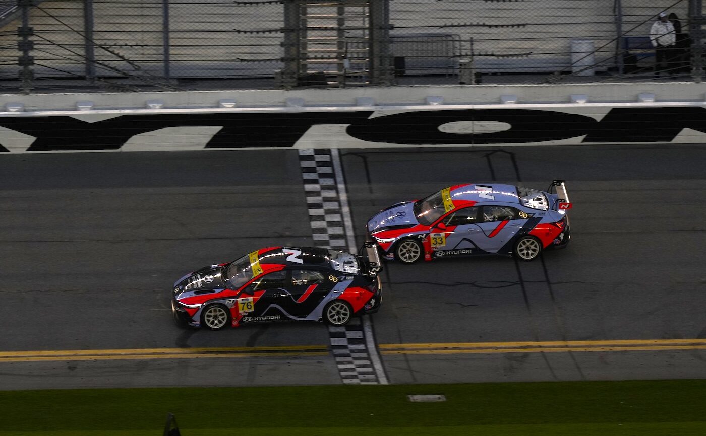 Daytona: McLaren #44 trionfa nel finale su Porsche #28. Volata BHA in TCR