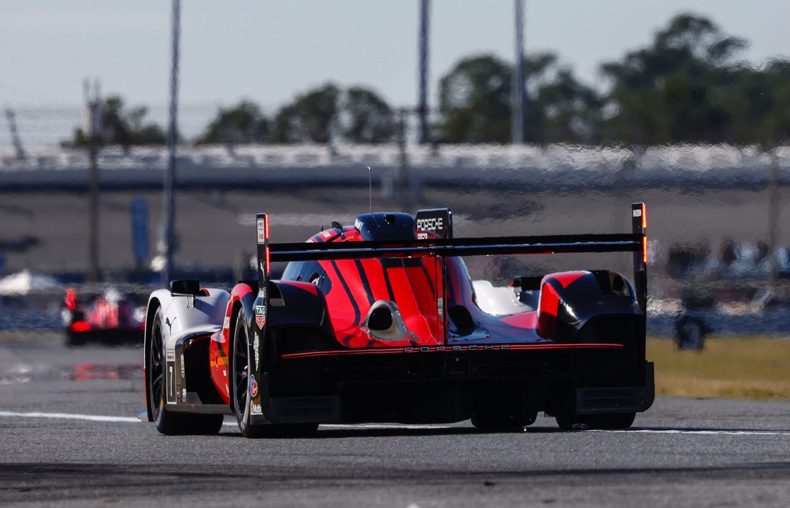 Rolex 24, a 20h to go: Porsche leader, Acura #93 out. 1-2 Ford in GTD PRO