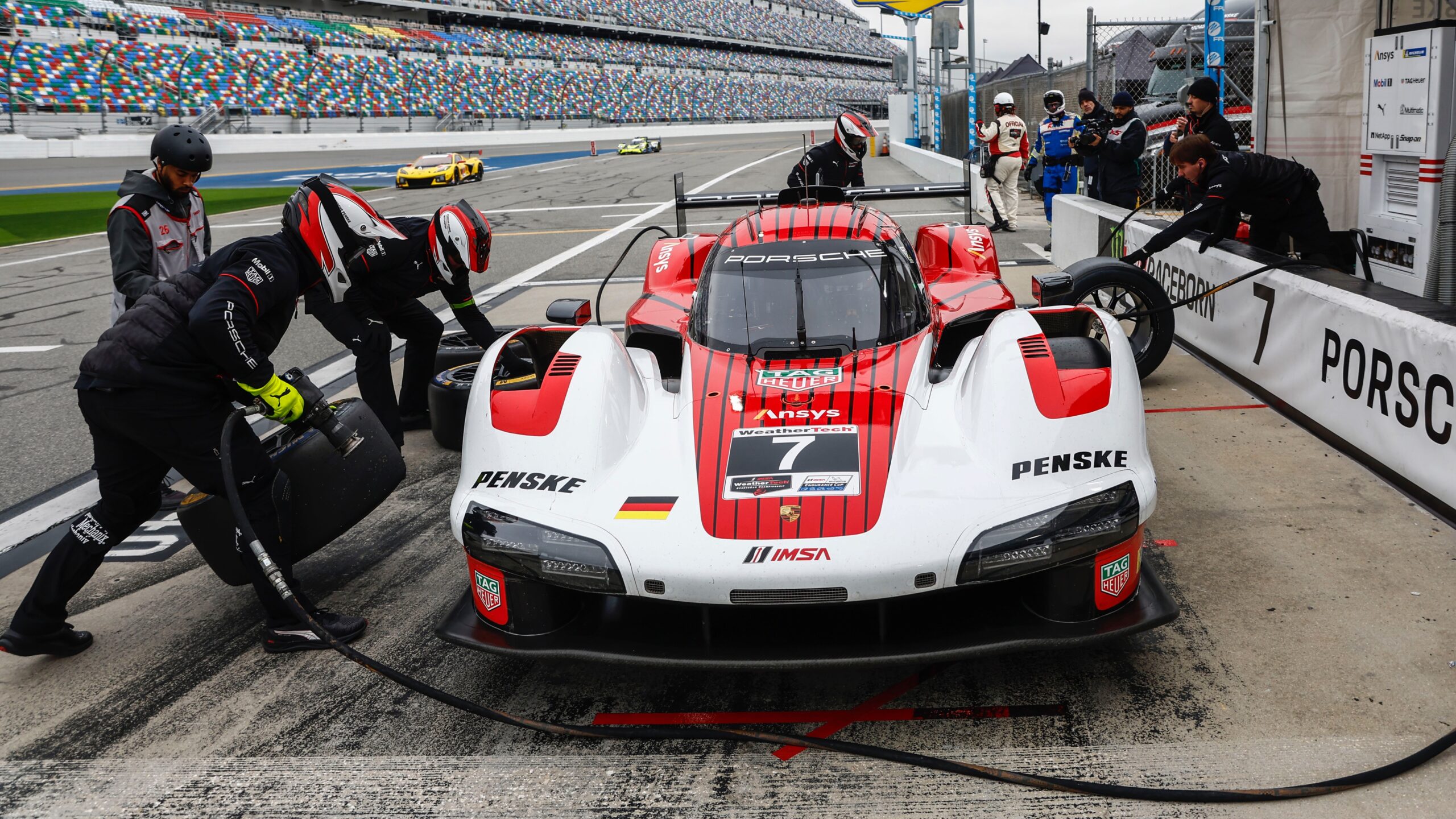 Rolex 24, 2h to go: BMW ed Acura per abbattere Porsche