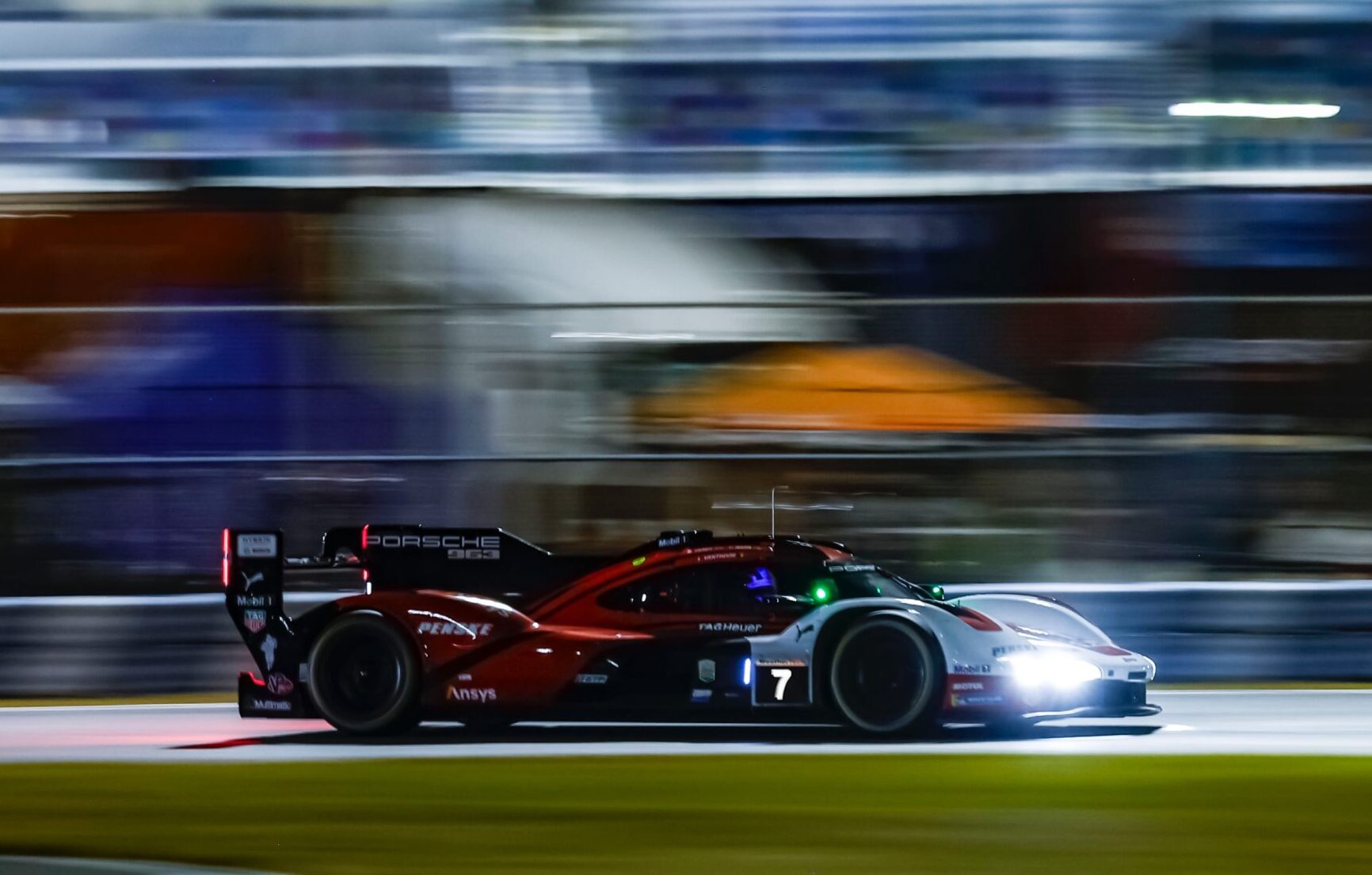 Rolex 24 a 13h to go: Porsche non molla la vetta, incidente per Whelen Cadillac #31