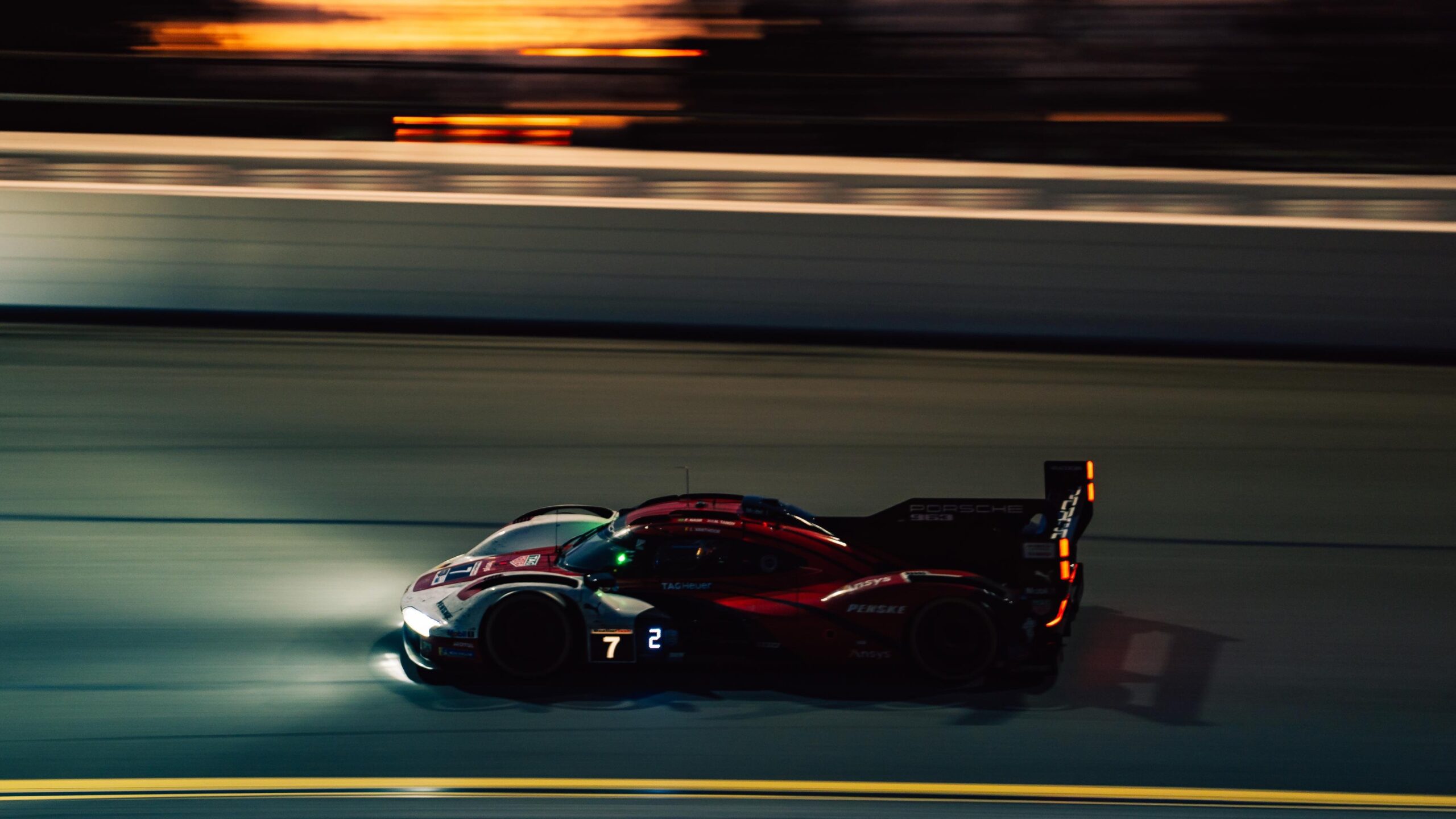 Rolex 24, 5h to go: si infiamma la battaglia. Porsche sempre leader